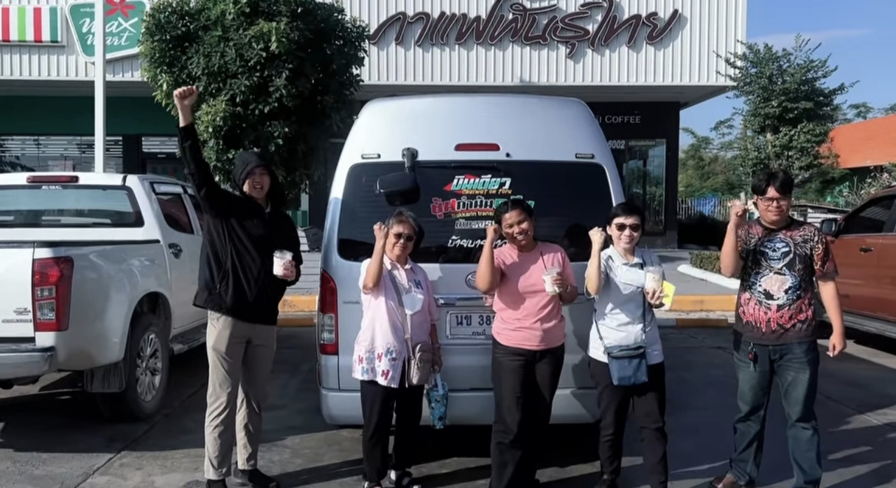 Happy customers after transfer service