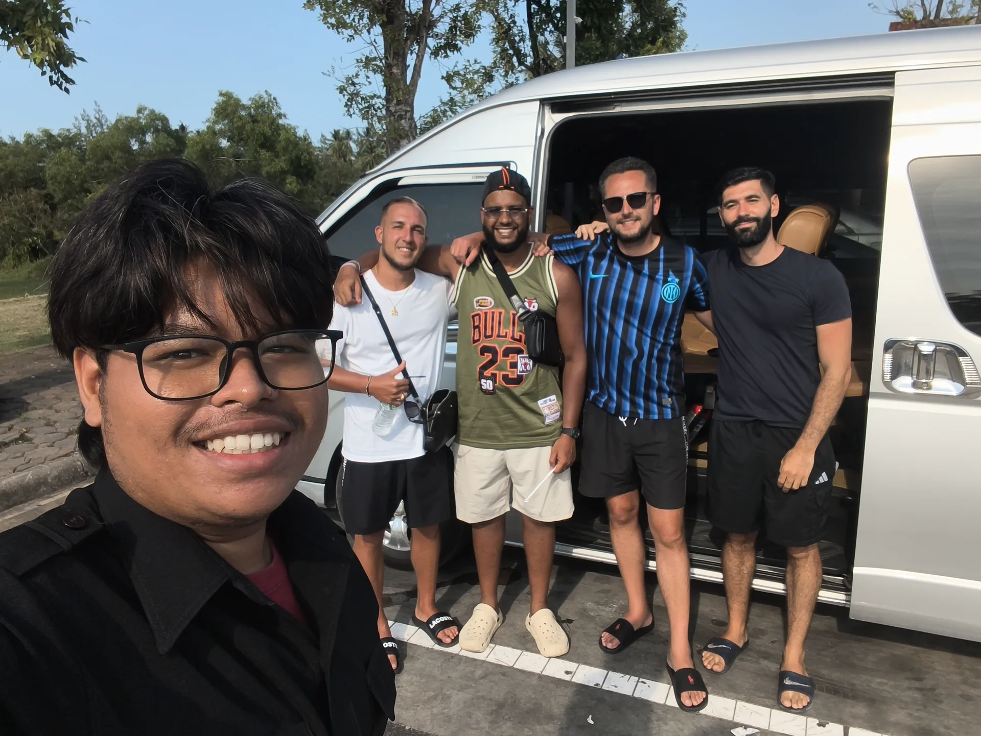 ลูกค้าต่างชาติใช้บริการรถตู้เช่ากระบี่ Sakkarin Transport
